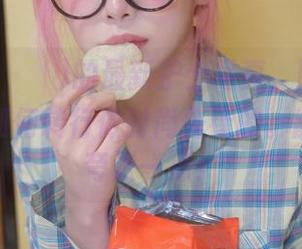 Dami(퀸다미)的最新护士写真，图片展示了她是如何转行做时尚先锋的。能不能再夸张一点！