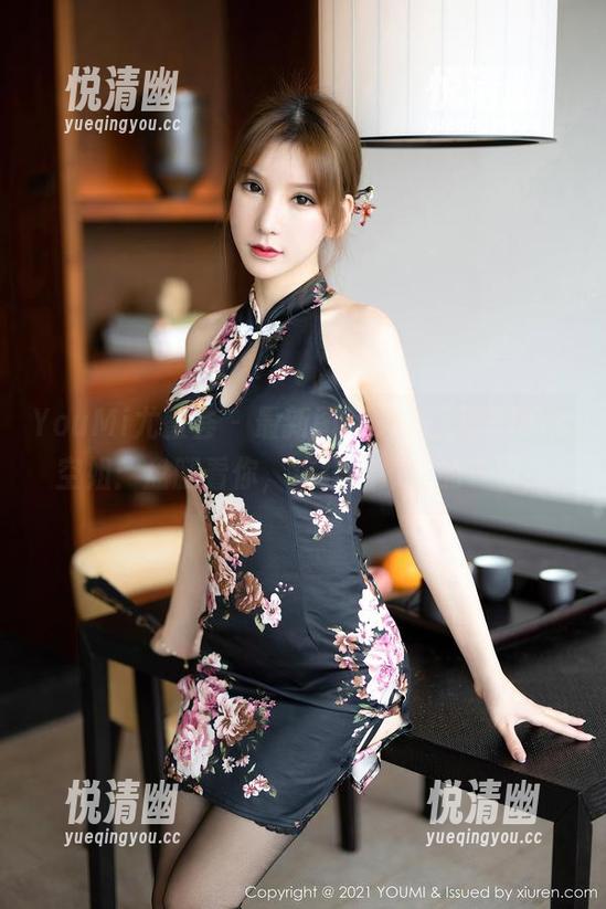 YouMi尤蜜荟 - 最新图册，心上可Flora空姐：盘腿看你，疯狂想象你的一切！-悦清幽