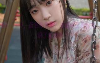 这次是姜仁卿(강인경)，蓝色吊带吗？高清得让我恍惚，仿佛重新认识了蓝颜色