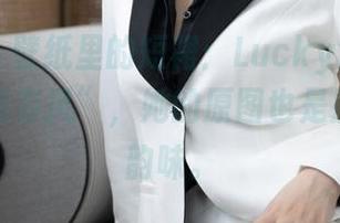 尤蜜荟 - 壁纸里的短裙：Lucky沈欢欣不光“走路有风”，她的原图也是别有一番韵味。