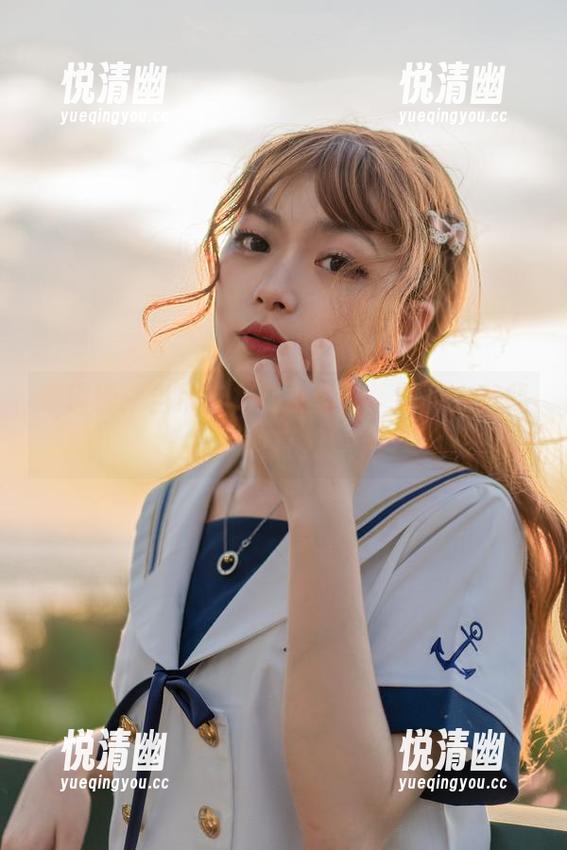 梨瑾瑾：当吊带裙遇上壁纸，画面太美我不敢直视！-悦清幽