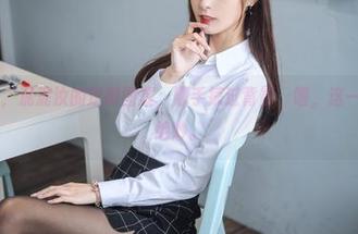OL女郎B，泥泥汝的定制图集，顺手掠过背影，喔，这一抹光线真绝妙。