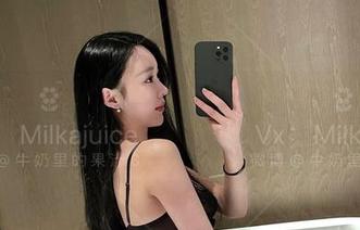 微密圈 - 制服的不同可能，牛奶里的果汁任性一回，无圣光照着竟有点俏皮。