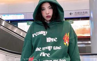 微密圈 - 连体衣的设计感带着点神秘气息，粉色的猪陈佩奇的写真确实让人意想不到！
