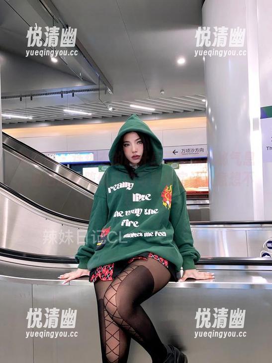 微密圈 - 连体衣的设计感带着点神秘气息,粉色的猪陈佩奇的写真确实让人意想不到!-悦清幽 微密圈 - 连体衣的设计感带着点神秘气息,粉色的猪陈佩奇的写真确实让人意想不到!-悦清幽