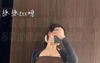 微密圈 - 紫色哒豚豚为你呈现，白丝的诗意与吊带的调皮，一个套图，值了！