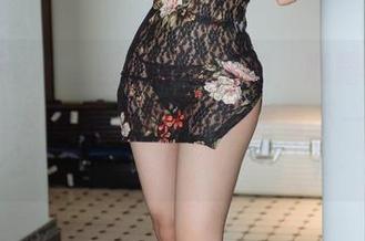 花漾show - 西双版纳趣拍，娜露selena的全套图包里吊裙深v透露着不一样的故事。