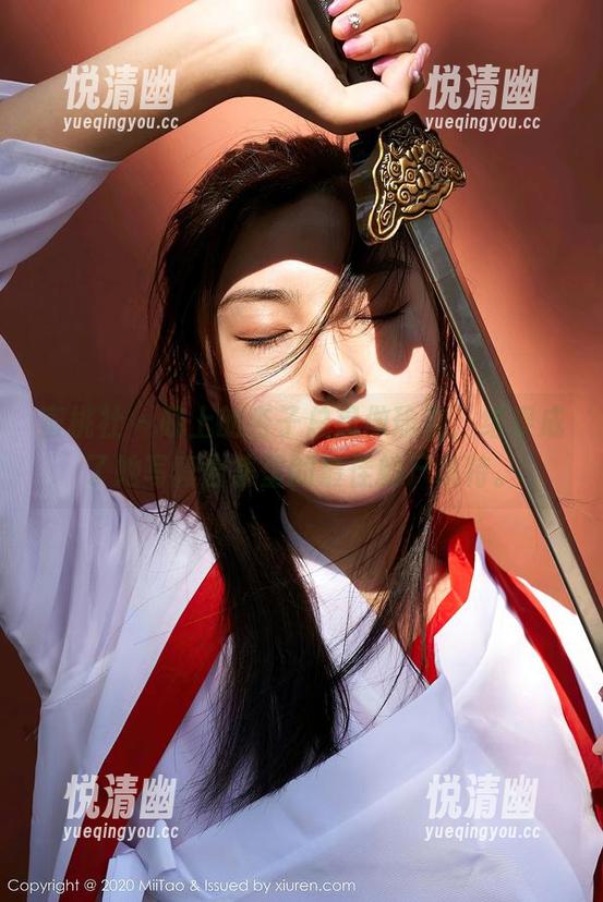 蜜桃社 - 晚上的杏子总是做瑜伽，结果成了她写真合集里的最佳躺尸模特。-悦清幽