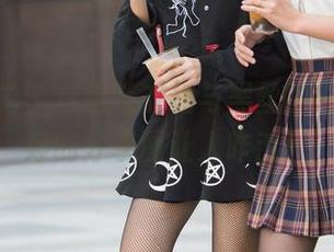 魔镜街拍 - 白色连衣裙与黑丝的绝配，婷婷的分享图让人咋舌！