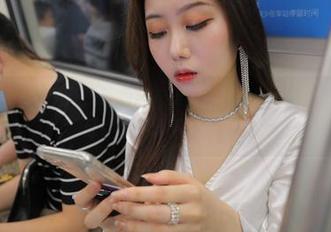 魔镜街拍 - 看完芝芝的蓝色泳衣美图，连我自己都想试试泳衣…可惜这身材不鼓励啊！