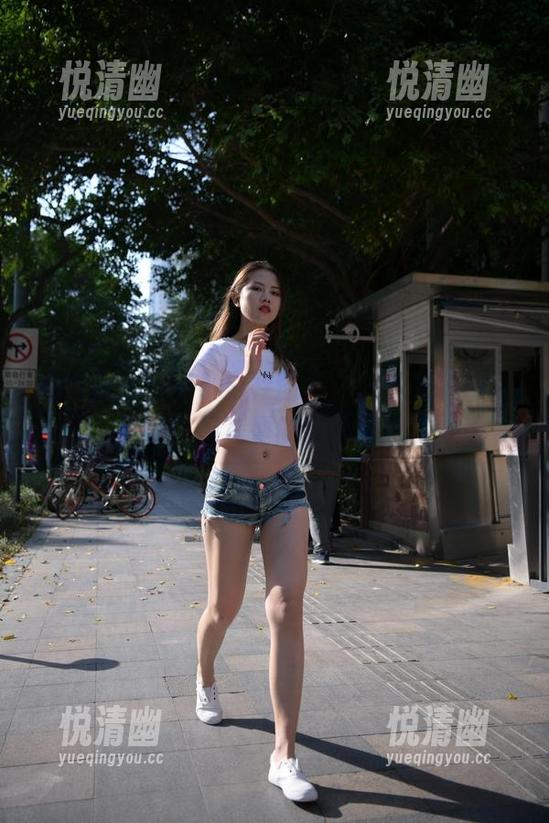 魔镜街拍热裤小白鞋图集：在街头转悠，凉快又有型的好搭配！-悦清幽