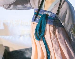 你见过鹿八岁baby穿黑丝吗？一张美图，满脸疑惑的我。