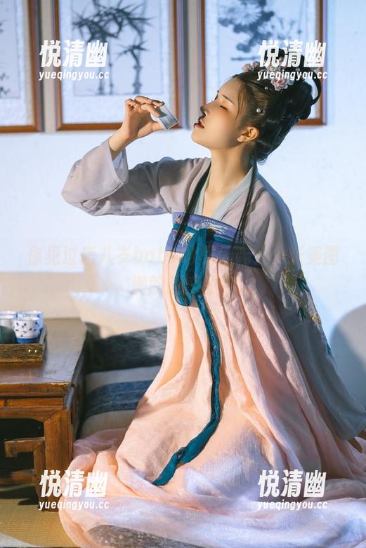 你见过鹿八岁baby穿黑丝吗？一张美图，满脸疑惑的我。-悦清幽